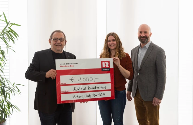 Rhomberg Bau unterstützt das St. Theresa Health Centre in Malawi heuer mit einer Geldspende und Sanierungsleistungen. Mag. Hanno Platzgummer von der Unterstützerinitiative nahm den Scheck von Eva Hölzl, Lehrlingsbeauftragte bei Rhomberg Bau, sowie Geschäftsführer Rupert Grienberger entgegen. Rhomberg Bau unterstützt das St. Theresa Health Centre in Malawi heuer mit einer Geldspende und Sanierungsleistungen. Mag. Hanno Platzgummer von der Unterstützerinitiative nahm den Scheck von Eva Hölzl, Lehrlingsbeauftragte bei Rhomberg Bau, sowie Geschäftsführer Rupert Grienberger entgegen.